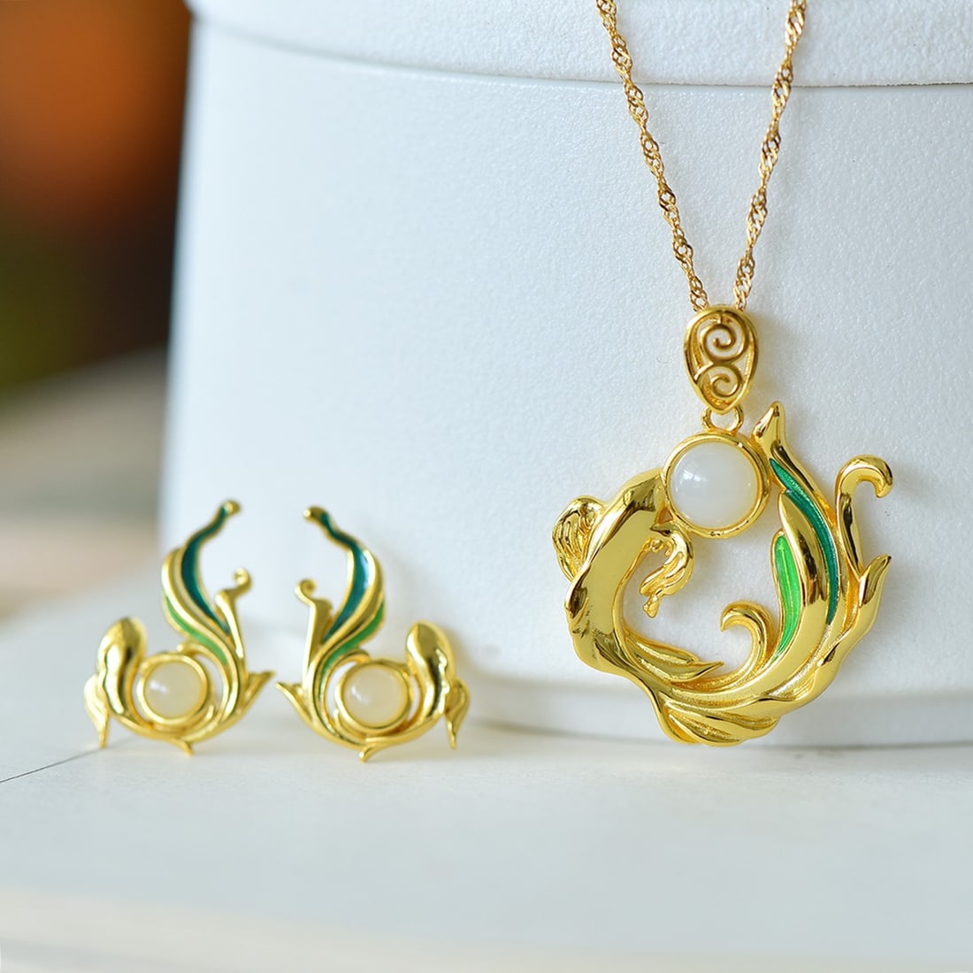 A Set of Fine Sterling Silver-Gold Plated Inlaid White Jade Jewelrys: A Set of Fine Sterling Silver-Gold Plated Inlaid White Jade Jewelrys 一套纯银镀金镶白玉首饰