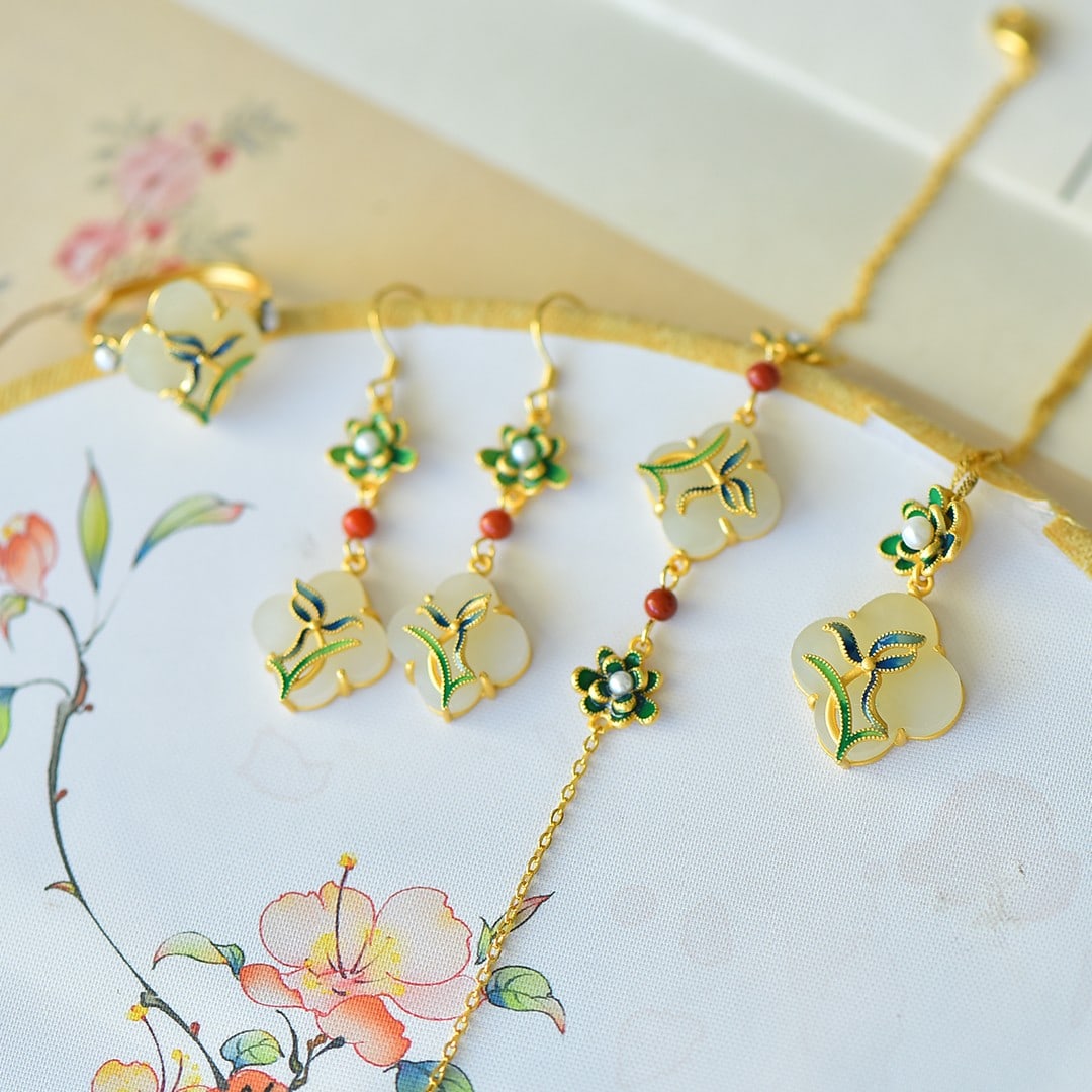 A Set of Fine Sterling Silver-Gold Plated Inlaid White Jade Jewelrys: A Set of Fine Sterling Silver-Gold Plated Inlaid White Jade Jewelrys 一套纯银镀金镶白玉首饰