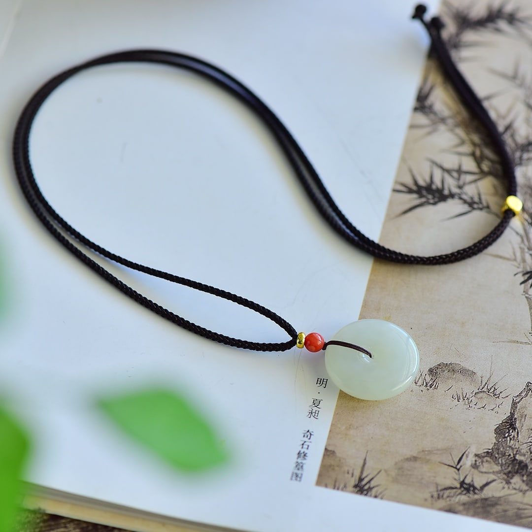 An Exquisite White Jade Pendant: An Exquisite White Jade Pendant,Size:22mmx22mmx5mm 寓意:吉祥平安扣,玉脂白润,无裂无纹 