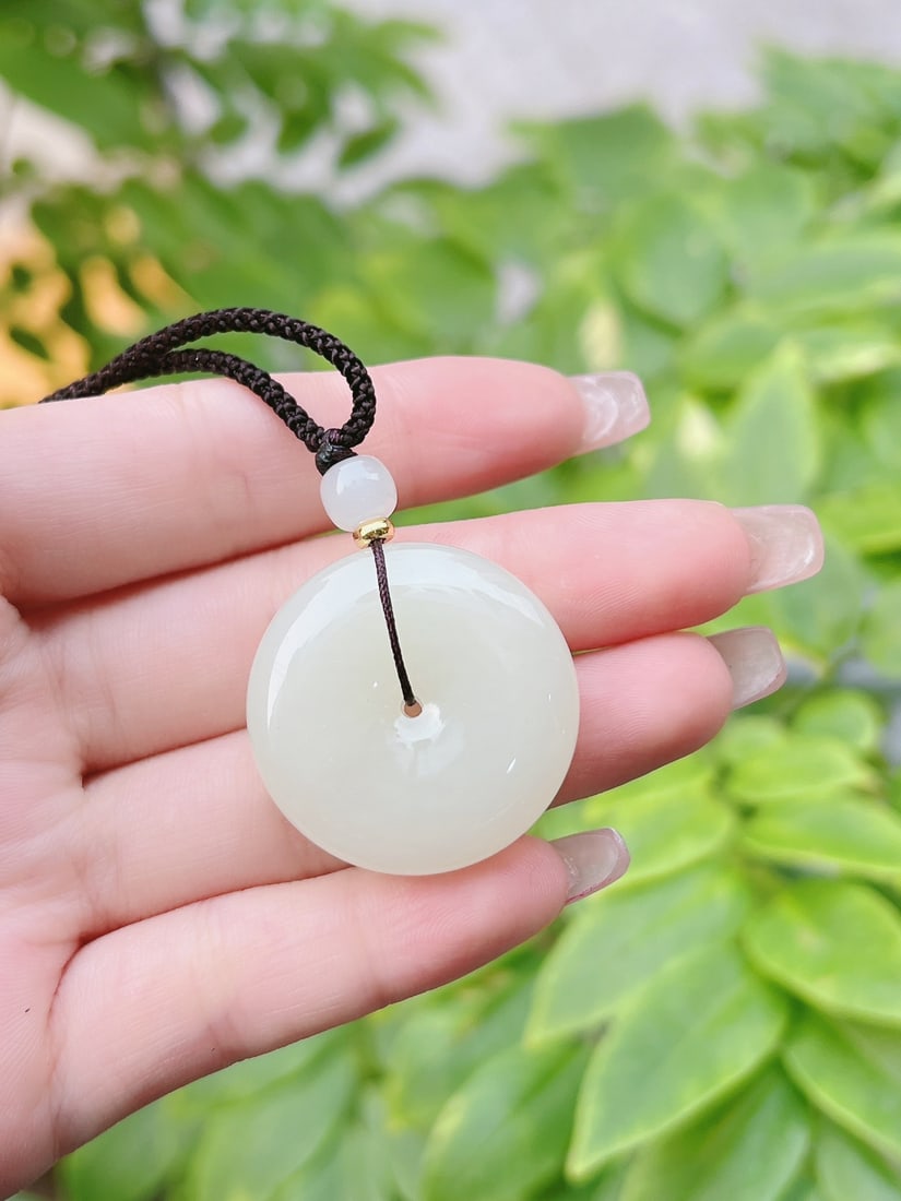 An Exquisite White Jade Pendant: An Exquisite White Jade Pendant,Size:31mmx31mm,Weight:16g 寓意:平平安安 白玉吊坠