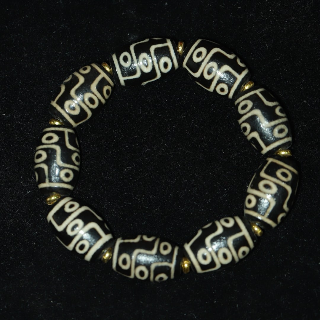 An Exquisite Nine Eyes Dzi Bead Bracelets: An Exquisite Nine Eyes Dzi Bead Bracelets，Size：22mmx14mm，Weight：62g 九眼天珠手链