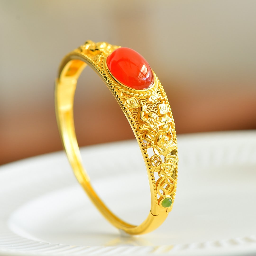 An Exquisite Sterling Silver-Gold Plated Inlaid Agate Bracelets: An Exquisite Sterling Silver-Gold Plated Inlaid Agate Bracelets,Size:13mmx18mm 纯银镀金镶玛瑙手镯