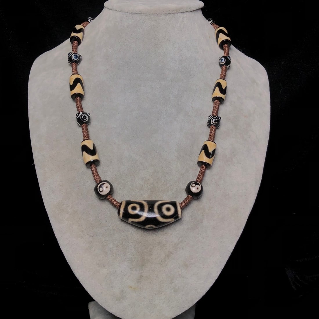 An Exquisite Dzi Bead Necklace - 9