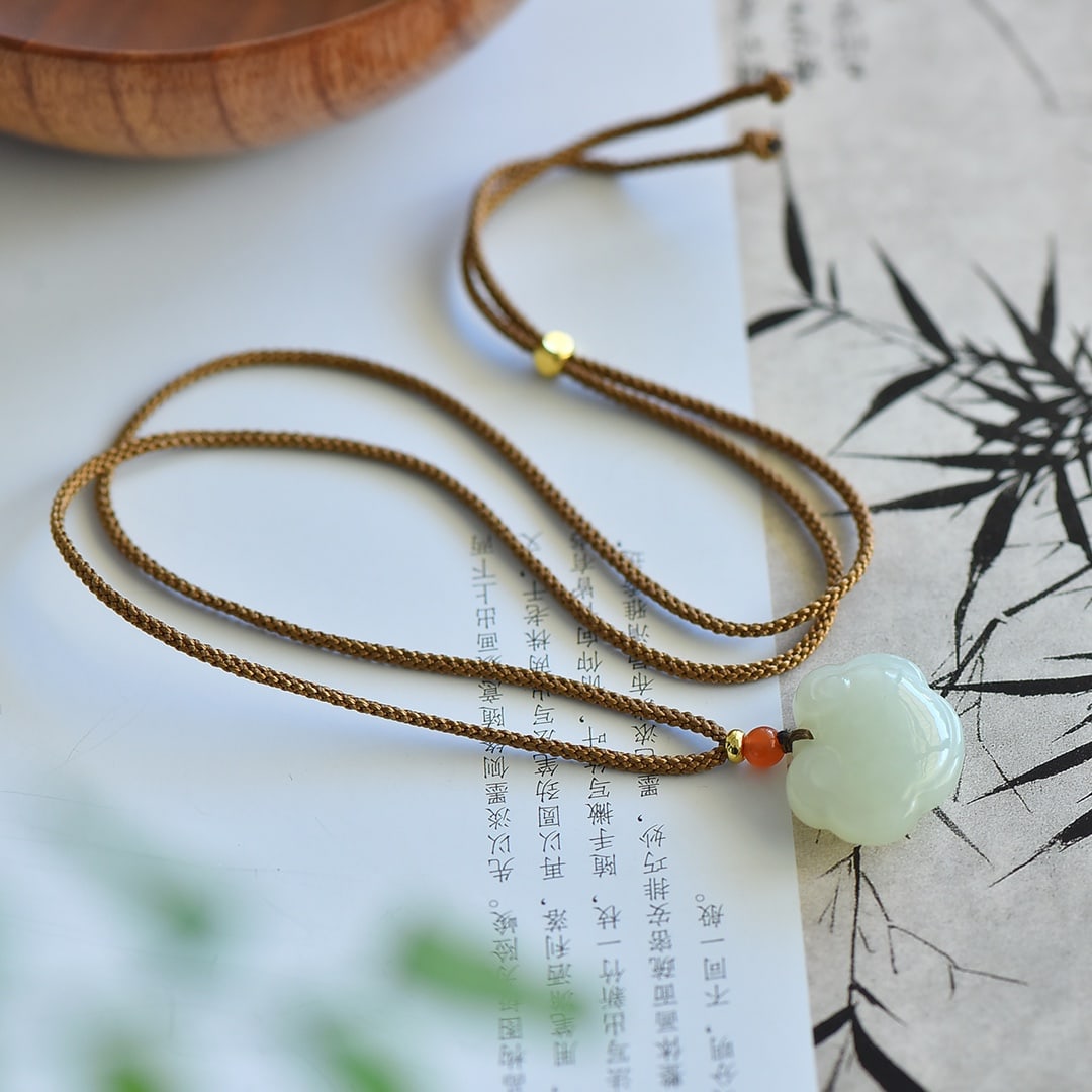 An Exquisite White Jade Pendant: An Exquisite White Jade Pendant,Size:25mmx19mmx8mm 寓意:玉脂白润,寓意:吉祥 宝宝福利 白玉吊坠