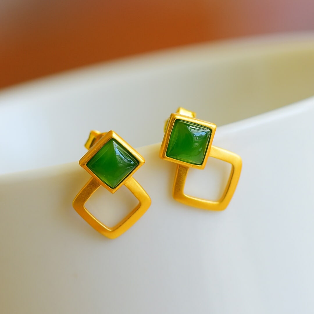 A Pair of Exquisite Sterling Silver-Gold Plated Inlaid Jasper Earrings: A Pair of Exquisite Sterling Silver-Gold Plated Inlaid Jasper Earring,Size:5mmx5mm 一对纯银镀金镶碧玉耳钉