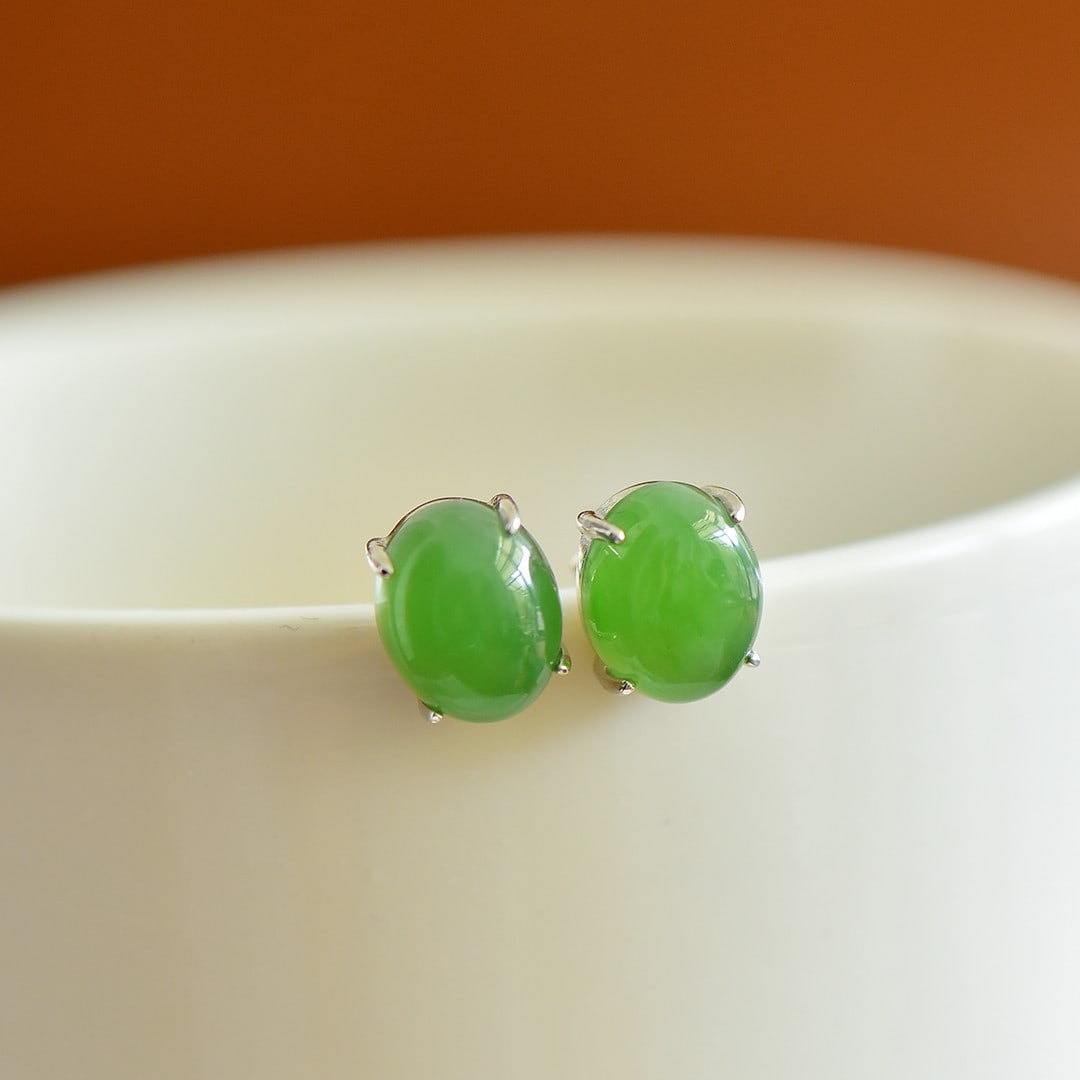 A Pair of Exquisite Sterling Silver Inlaid Jasper Earrings: A Pair of Exquisite Sterling Silver Inlaid Jasper Earring,Size:8mmx10mm 一对纯银镶碧玉耳钉