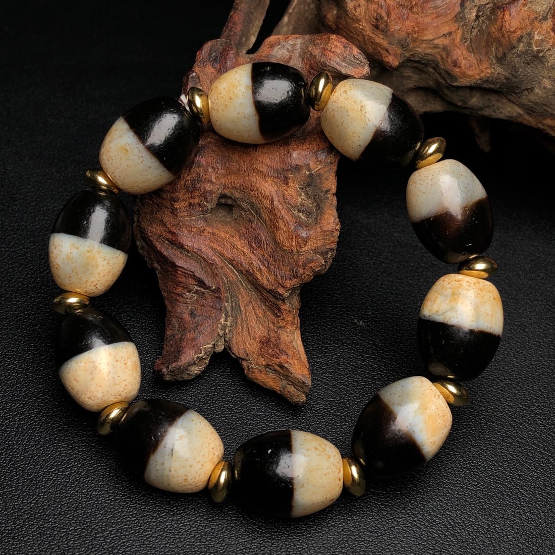 An Exquisite Dzi Bead Bracelets (1 of 9)