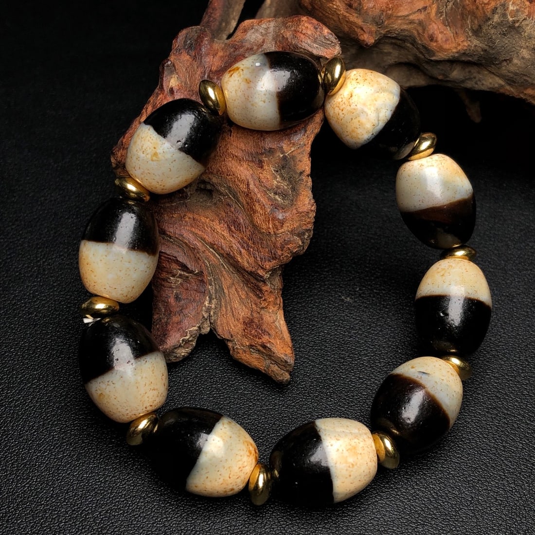 An Exquisite Dzi Bead Bracelets - 3