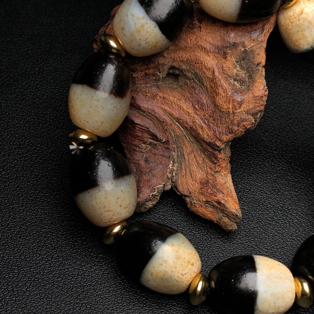 An Exquisite Dzi Bead Bracelets - 7