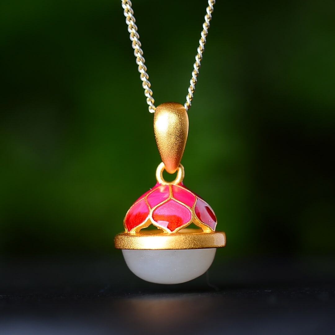 An Exquisite Sterling Silver-Gold Plated Inlaid White Jade Enamel Pendant: An Exquisite Sterling Silver-Gold Plated Inlaid White Jade Enamel Pendant,Size:10mmx10mm 纯银镀金镶白玉珐琅吊坠