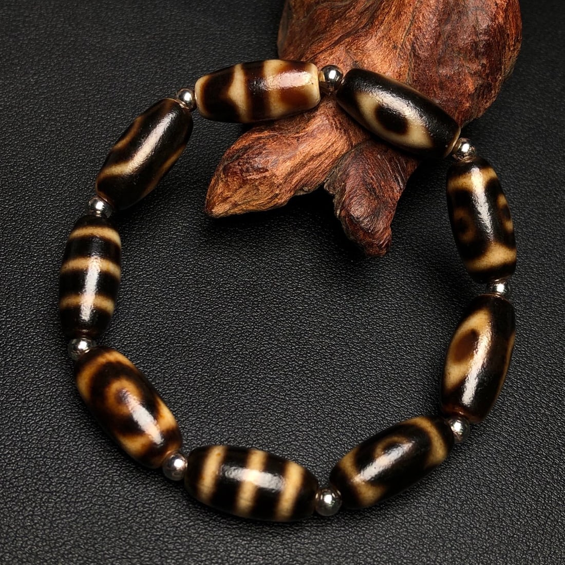 An Exquisite Dzi Bead Bracelets: An Exquisite Dzi Bead Bracelets,Size:19mmx9mm 天珠手串