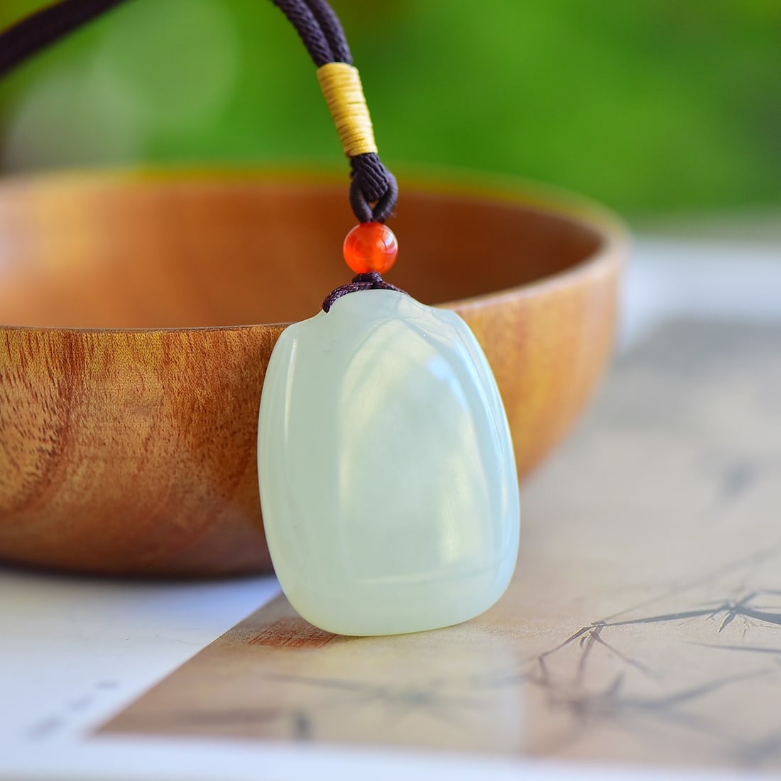An Exquisite White Jade Pendant: An Exquisite White Jade Pendant,Size:40mmx32mmx9mm 寓意:保佑平安吉祥 事事顺利 白玉吊坠