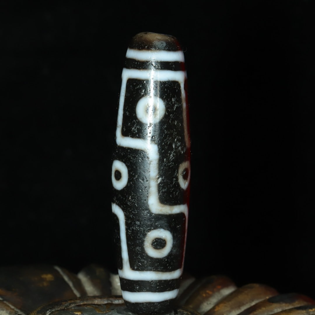 An Exquisite Nine Eyes Dzi Bead Pendant: An Exquisite Nine Eyes Dzi Bead Pendant，Size：48mmx12mm，Weight：12g 九眼天珠挂件