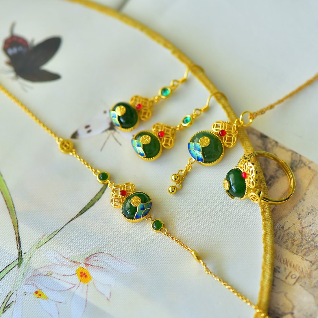 A Set of Fine Sterling Silver-Gold Plated Inlaid Jasper Jewelrys: A Set of Fine Sterling Silver-Gold Plated Inlaid Jasper Jewelrys 一套纯银镀金镶碧玉首饰