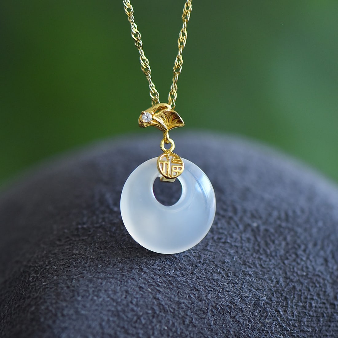 An Exquisite Sterling Silver-Gold Plated Inlaid Agate Pendant: An Exquisite Sterling Silver-Gold Plated Inlaid Agate Pendant,Size:15mmx15mm 纯银镀金镶玛瑙吊坠