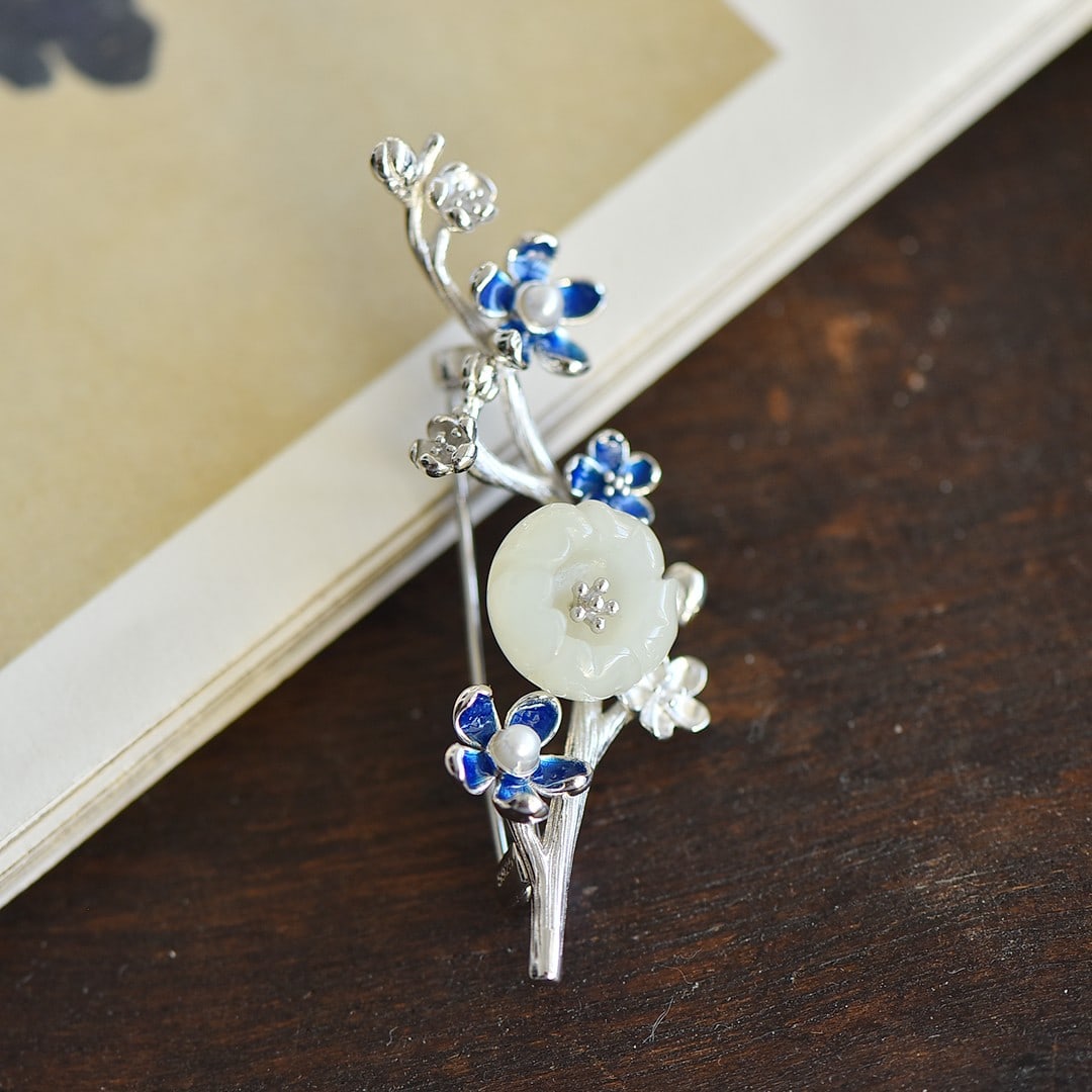 An Exquisite Sterling Silver Inlaid White Jade Brooch,Inlaid Pearls: An Exquisite Sterling Silver Inlaid White Jade Brooch,Inlaid Pearls 纯银镶白玉胸针，嵌珍珠