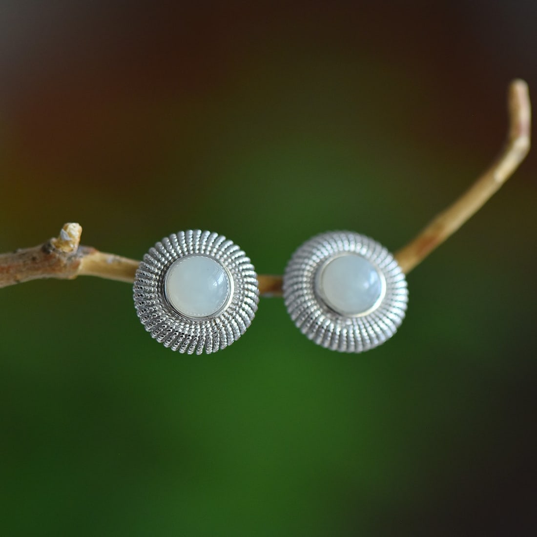 A Pair of Exquisite Sterling Silver Inlaid White Jade Earrings: A Pair of Exquisite Sterling Silver Inlaid White Jade Earring,Size:6mmx6mm 一对纯银镶白玉耳钉
