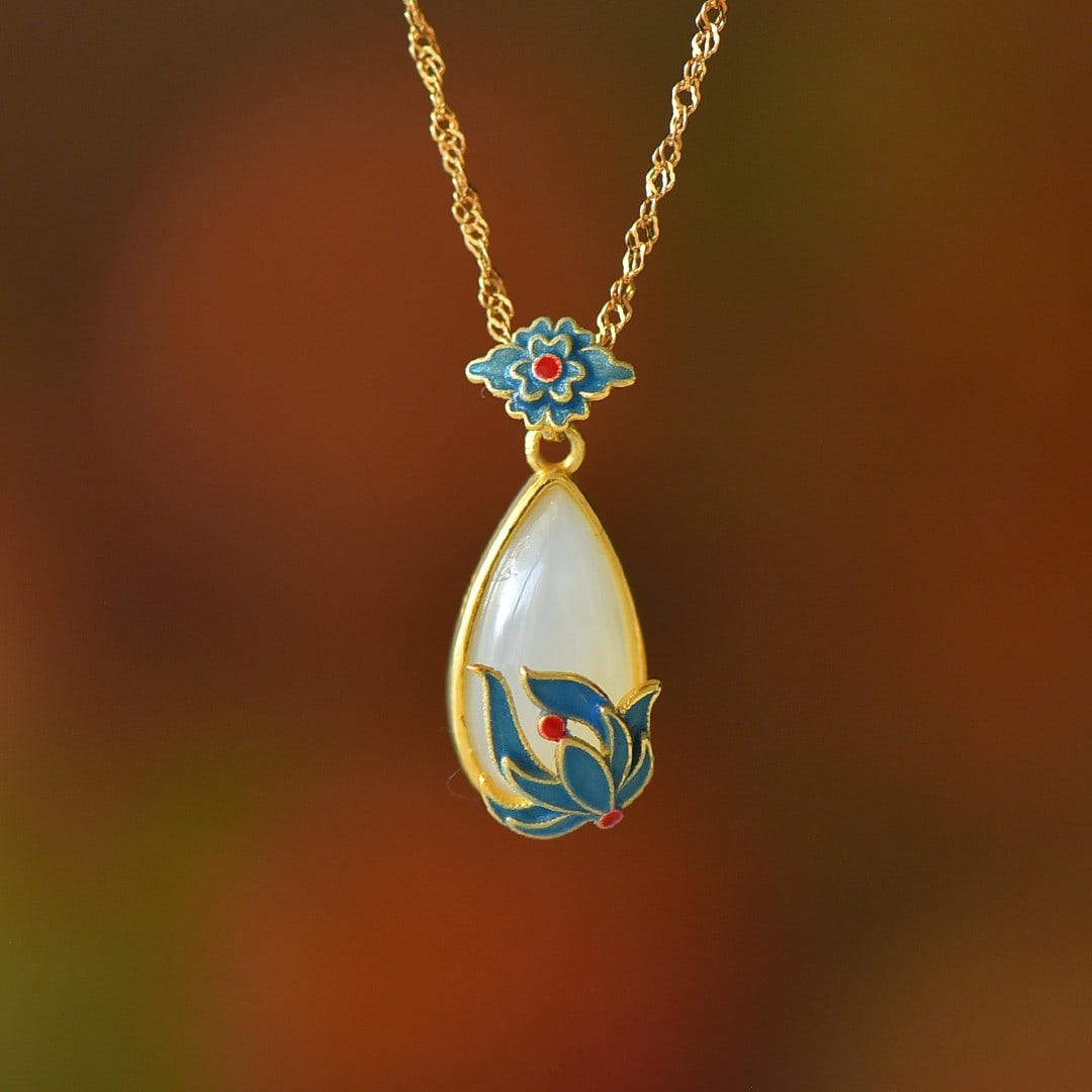 An Exquisite Sterling Silver-Gold Plated Inlaid White Jade Pendant: An Exquisite Sterling Silver-Gold Plated Inlaid White Jade Pendant,Size:8mmx16mm 纯银镀金镶白玉吊坠