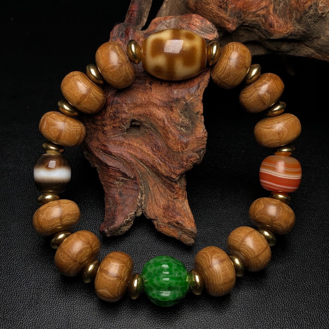 An Exquisite Dzi Bead Bracelets (1 of 9)