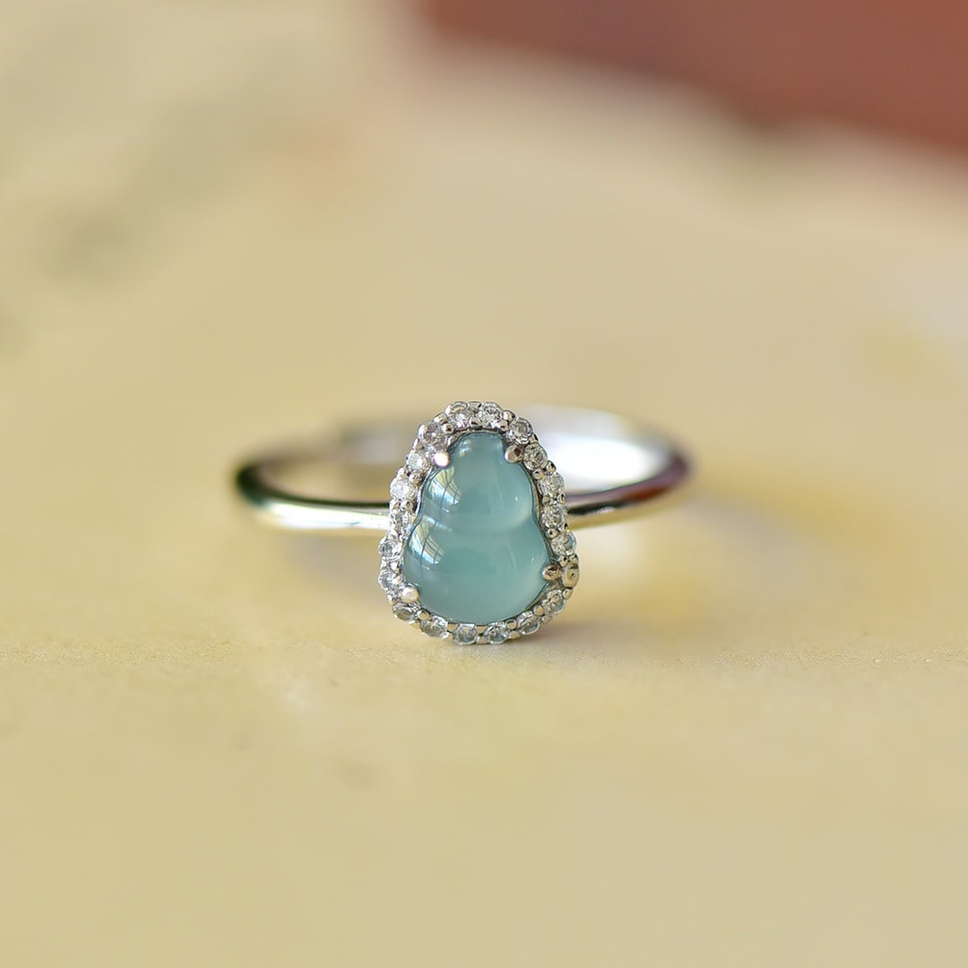 An Exquisite Sterling Silver Inlaid Jadeite Ring,Inlaid Diamond: An Exquisite Sterling Silver Inlaid Jadeite Ring,Inlaid Diamond,Size:6mmx8mm 纯银镶翡翠戒指,嵌钻石