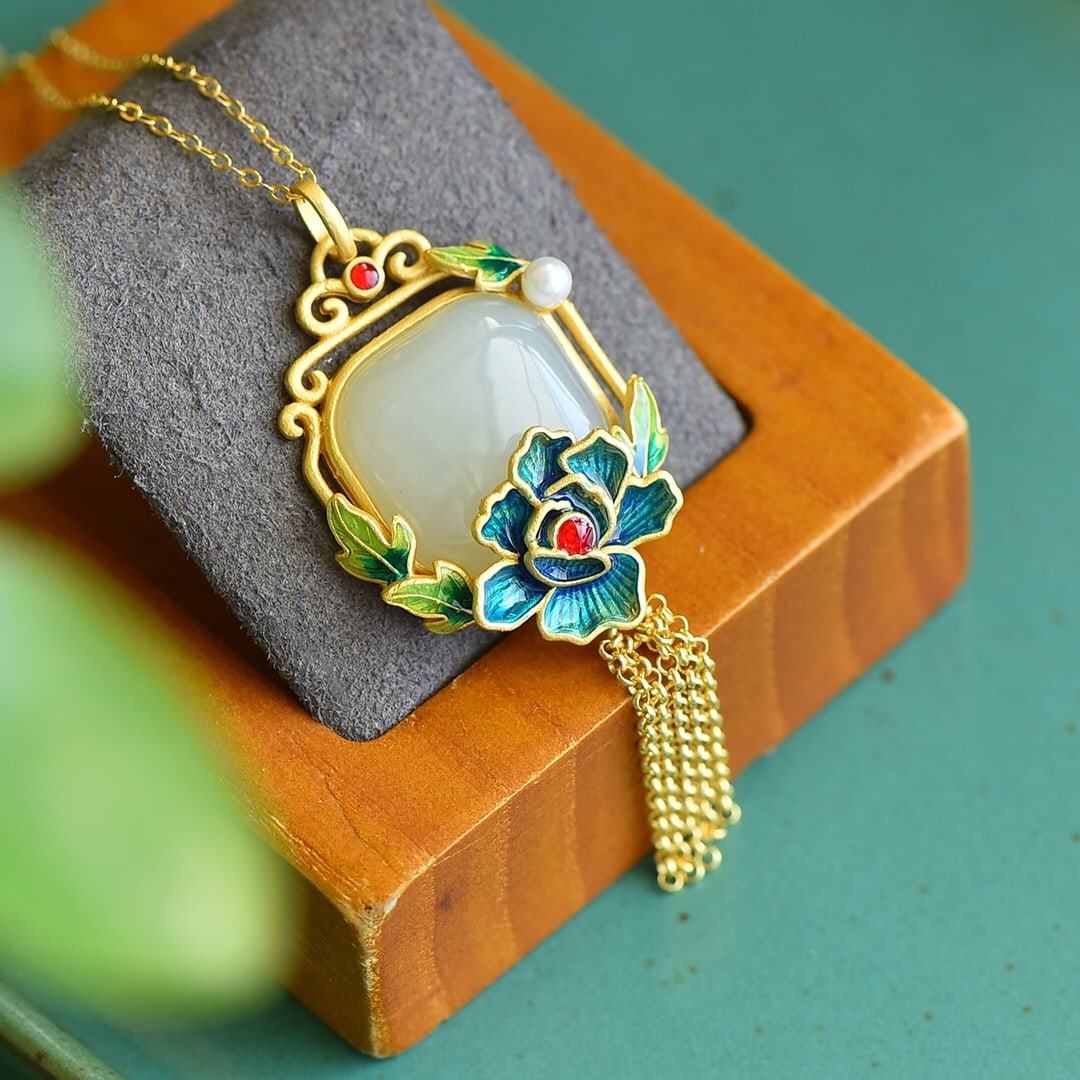 An Exquisite Sterling Silver-Gold Plated Inlaid White Jade Enamel Pendant: An Exquisite Sterling Silver-Gold Plated Inlaid White Jade Enamel Pendant 纯银镀金镶白玉珐琅吊坠