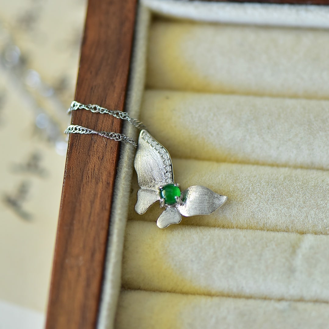 An Exquisite Sterling Silver Inlaid Jadeite Pendant,Inlaid Diamond: An Exquisite Sterling Silver Inlaid Jadeite Pendant,Inlaid Diamond,Size:4mmx4mm 纯银镶翡翠吊坠,嵌钻石