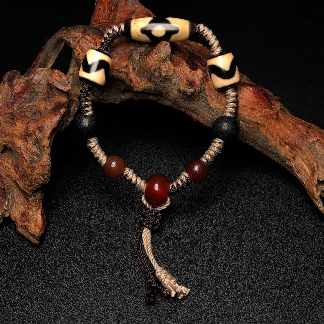 An Exquisite Dzi Bead Bracelets - 4