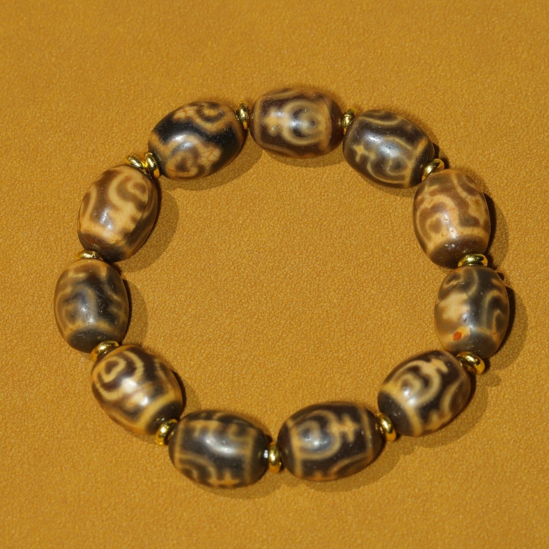 An Exquisite Dzi Bead Bracelets: An Exquisite Dzi Bead Bracelets，Size：17mmx13mm，Weight：45g 天珠手链