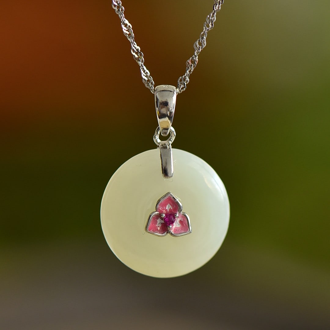 An Exquisite Sterling Silver Inlaid White Jade Enamel Pendant: An Exquisite Sterling Silver Inlaid White Jade Enamel Pendant,Size:20mmx20mm 纯银镶白玉珐琅吊坠