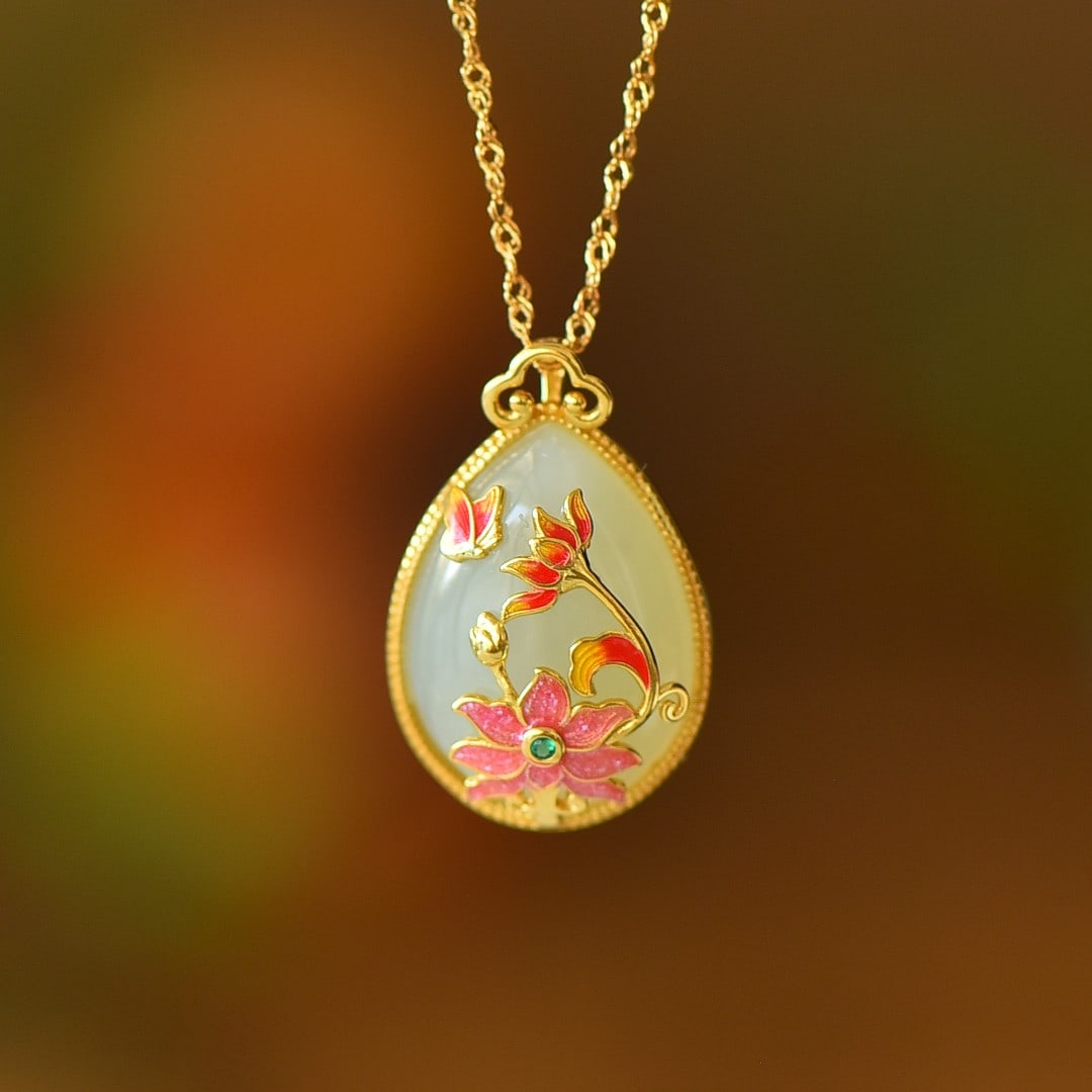 An Exquisite Sterling Silver-Gold Plated Inlaid White Jade Pendant: An Exquisite Sterling Silver-Gold Plated Inlaid White Jade Pendant,Size:15mmx20mm 纯银镀金镶白玉吊坠