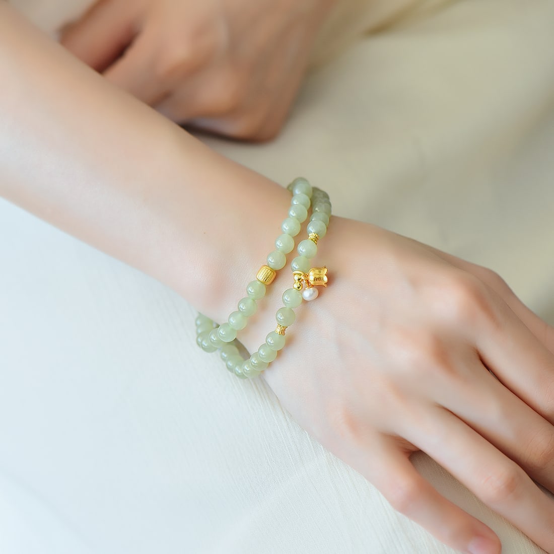 An Exquisite Greenish Jade Bracelets: An Exquisite Greenish Jade Bracelets,Size:6m 青白玉手串