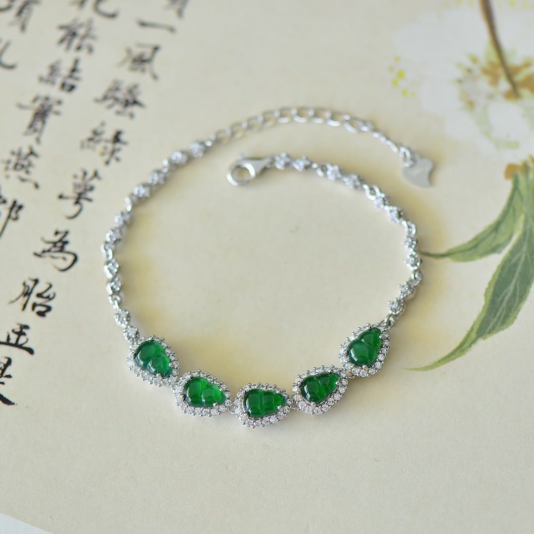 An Exquisite Sterling Silver Inlaid Jadeite Gourd Bracelets,Inlaid Diamond: An Exquisite Sterling Silver Inlaid Jadeite Gourd Bracelets,Inlaid Diamond,Size:5mmx7mm 纯银镶翡翠葫芦手链,嵌钻石
