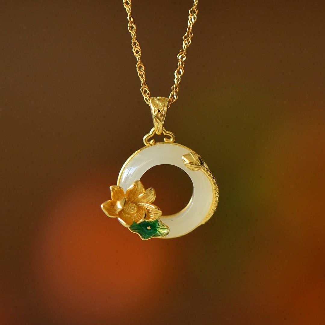 An Exquisite Sterling Silver-Gold Plated Inlaid White Jade Pendant: An Exquisite Sterling Silver-Gold Plated Inlaid White Jade Pendant,Size:16mmx16mm 纯银镀金镶白玉吊坠