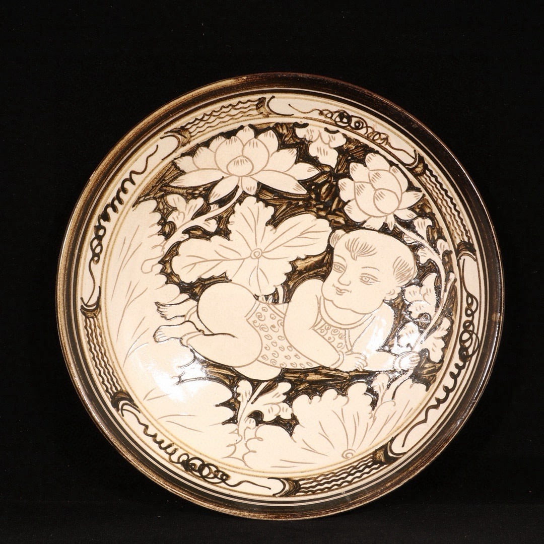 An Exquisite Cizhou yao Figure Pattern Plate (1 of 8)