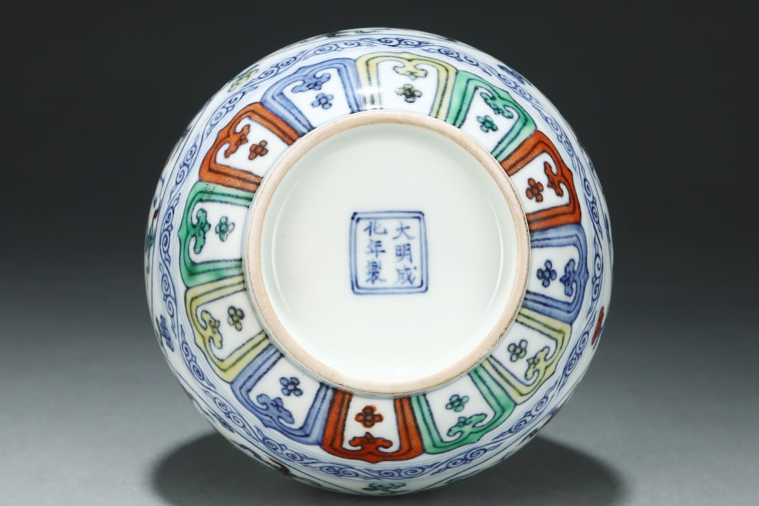 An Exquisite Doucai Auspicious Cloud and Crane Pattern Vase - 8