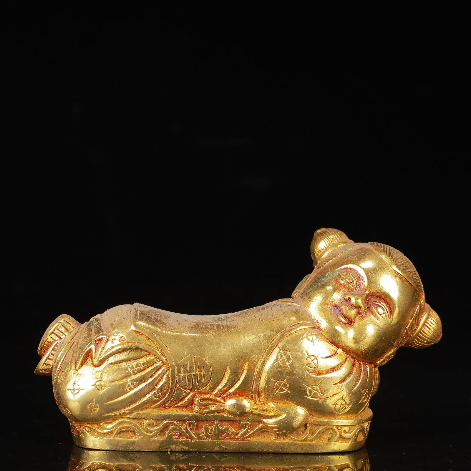 An Exquisite Gilt Bronze Figure Pillow: An Exquisite Gilt Bronze Figure Pillow,Qing Dynasty,China,Qianlong Six-Character Mark,Size:5.1inx1.8inx2.8in,Weight:252g 