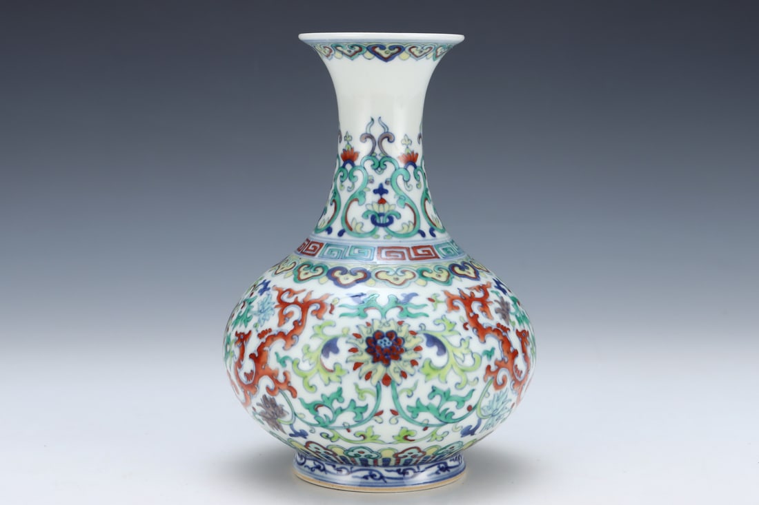 An Exquisite Doucai Lotus Pattern Vase - 2