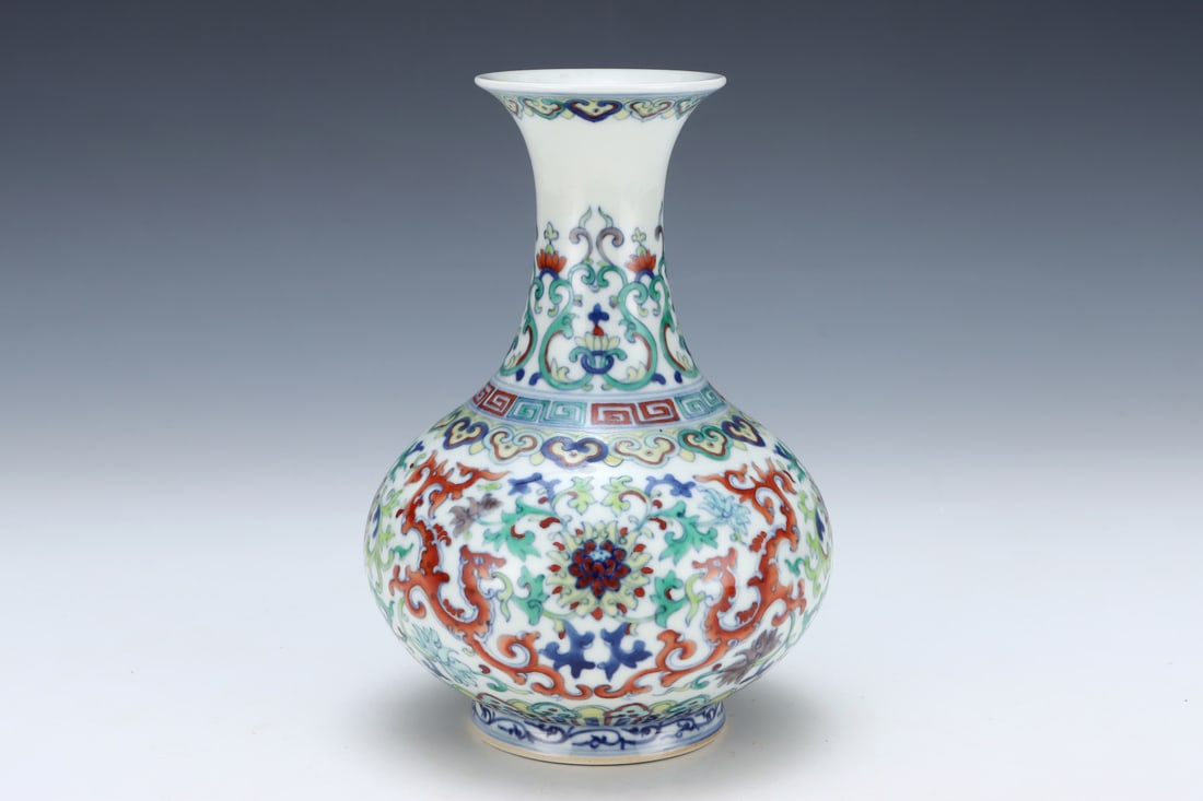 An Exquisite Doucai Lotus Pattern Vase - 3