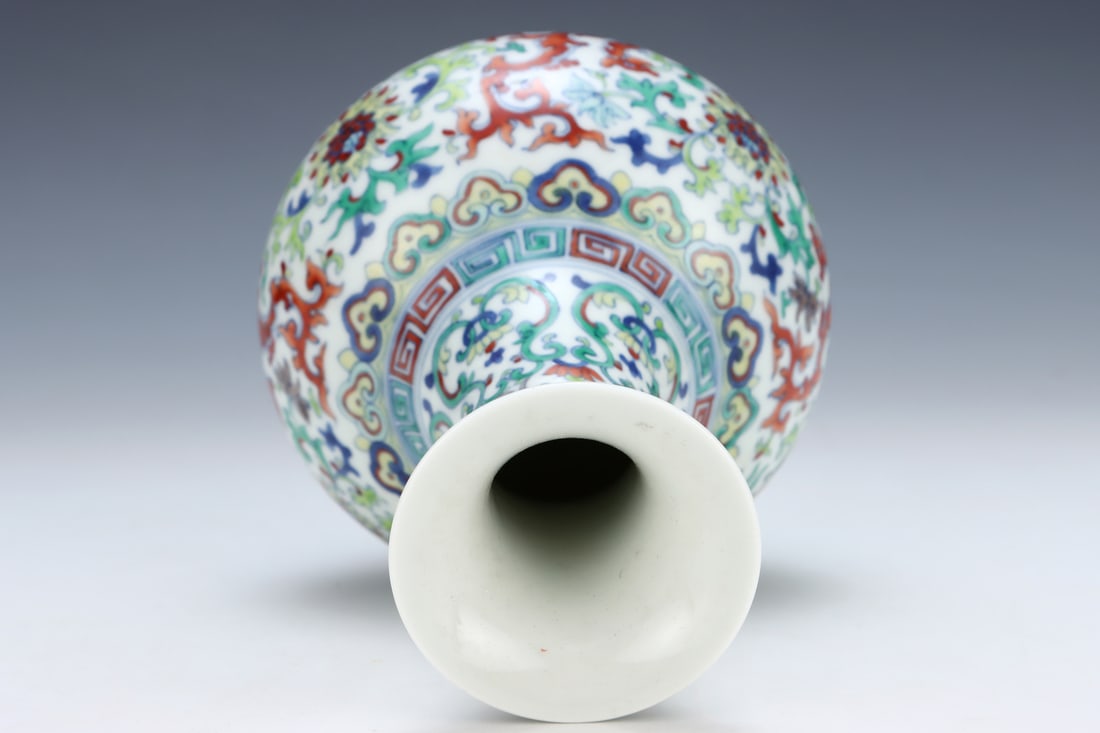 An Exquisite Doucai Lotus Pattern Vase - 6