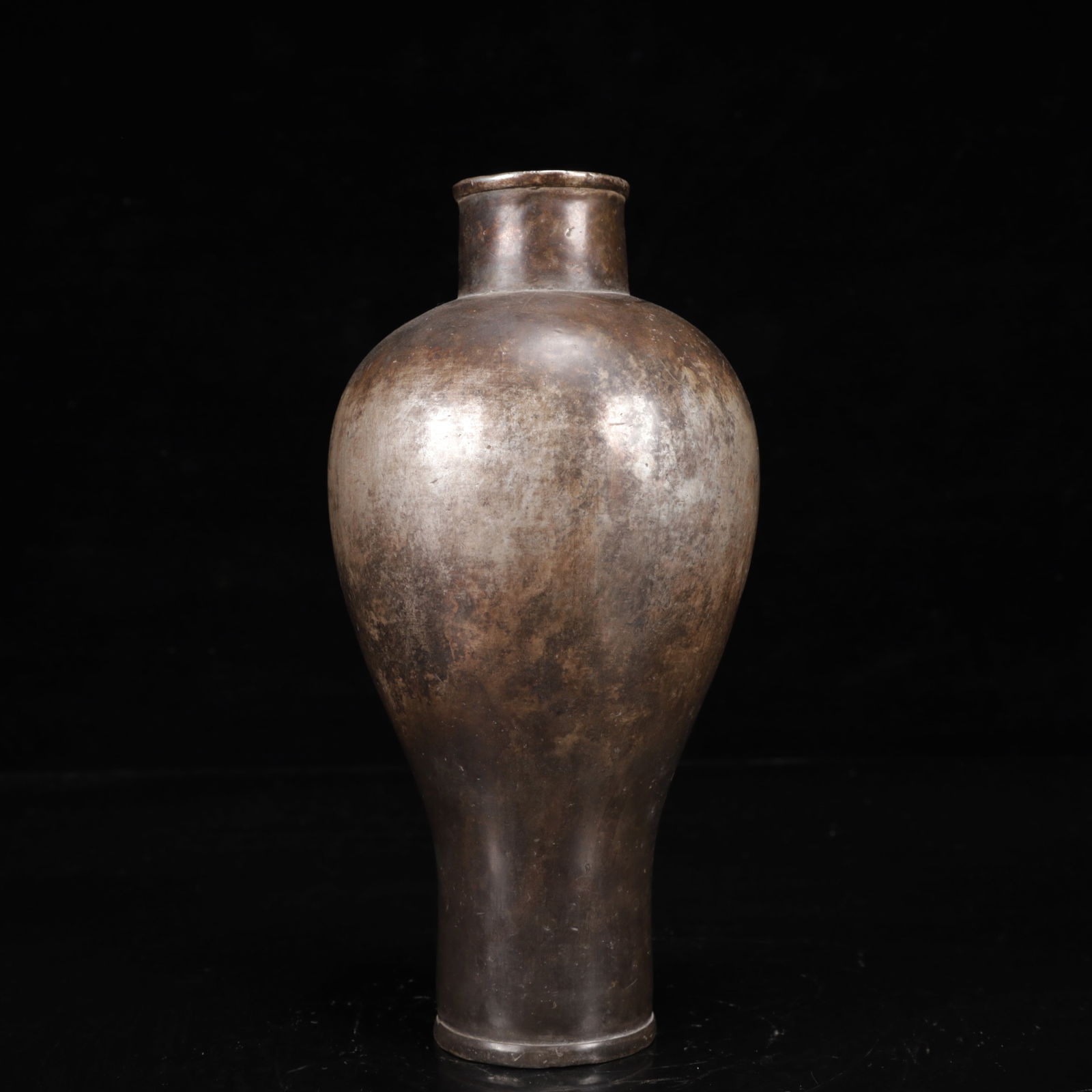 An Exquisite Silver Vase (1 of 8)