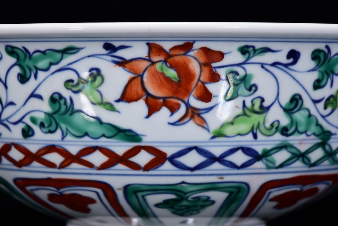 An Exquisite Wucai Lotus Pattern Bowl - 4