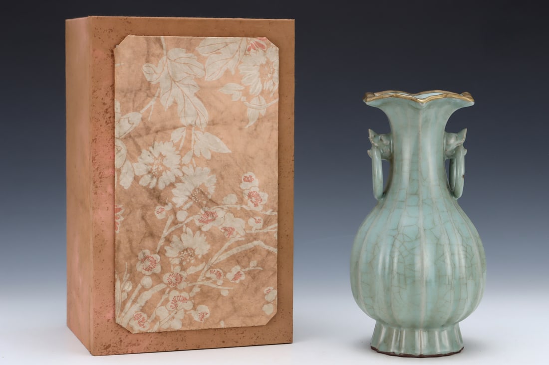 An Exquisite Guan yao Double-Ears Vase,with an Imperial Poem by Emperor Qianlong: An Exquisite Guan yao Double-Ears Vase,with an Imperial Poem by Emperor Qianlong,Song Dynasty,China,Size:10.6inx5.6in 