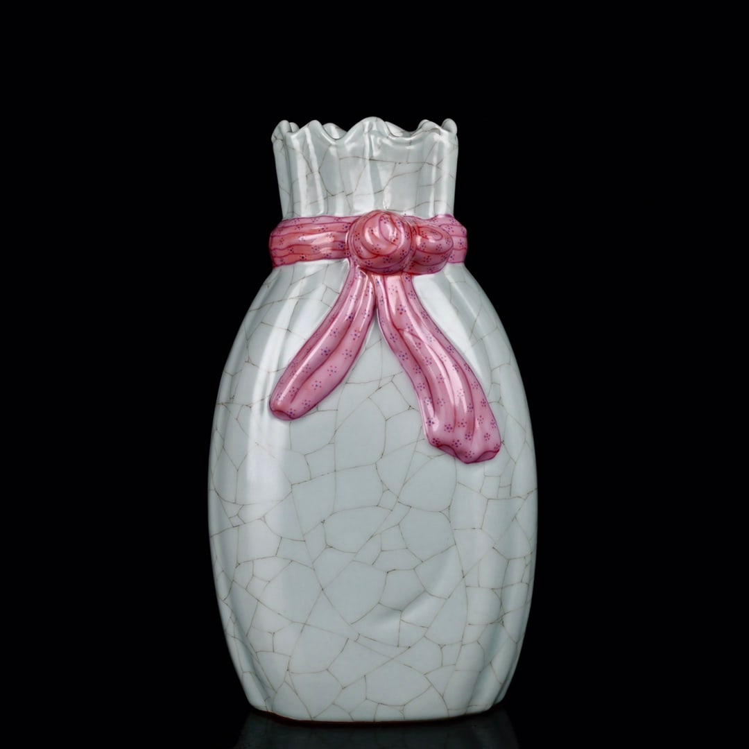 An Exquisite Enamel Vase (1 of 9)