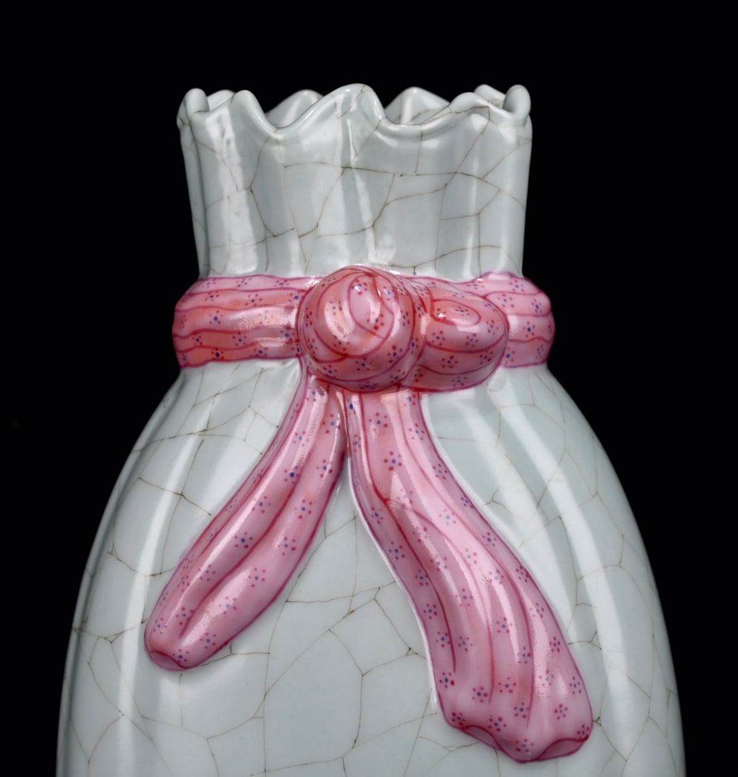 An Exquisite Enamel Vase - 5