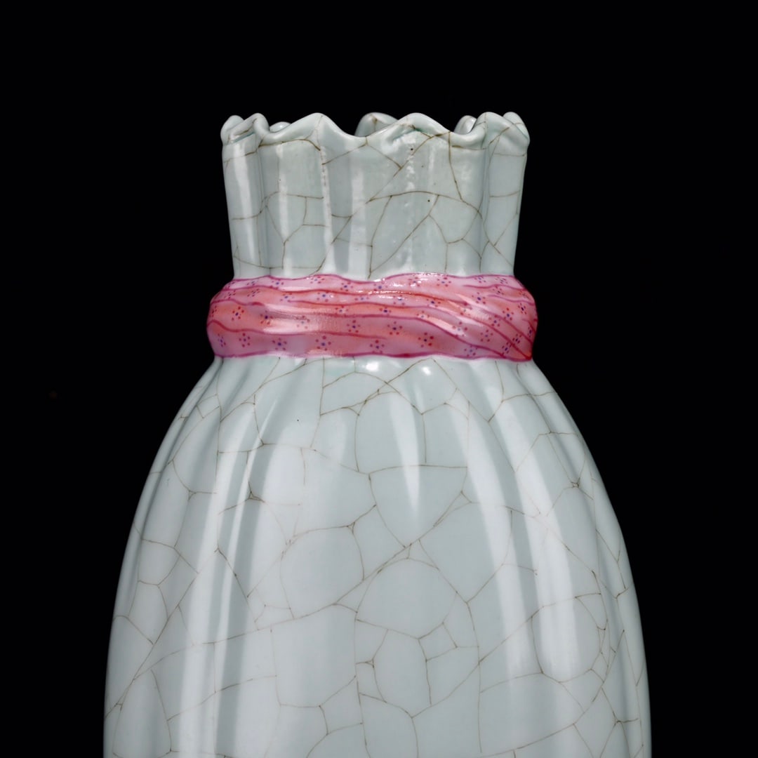 An Exquisite Enamel Vase - 7