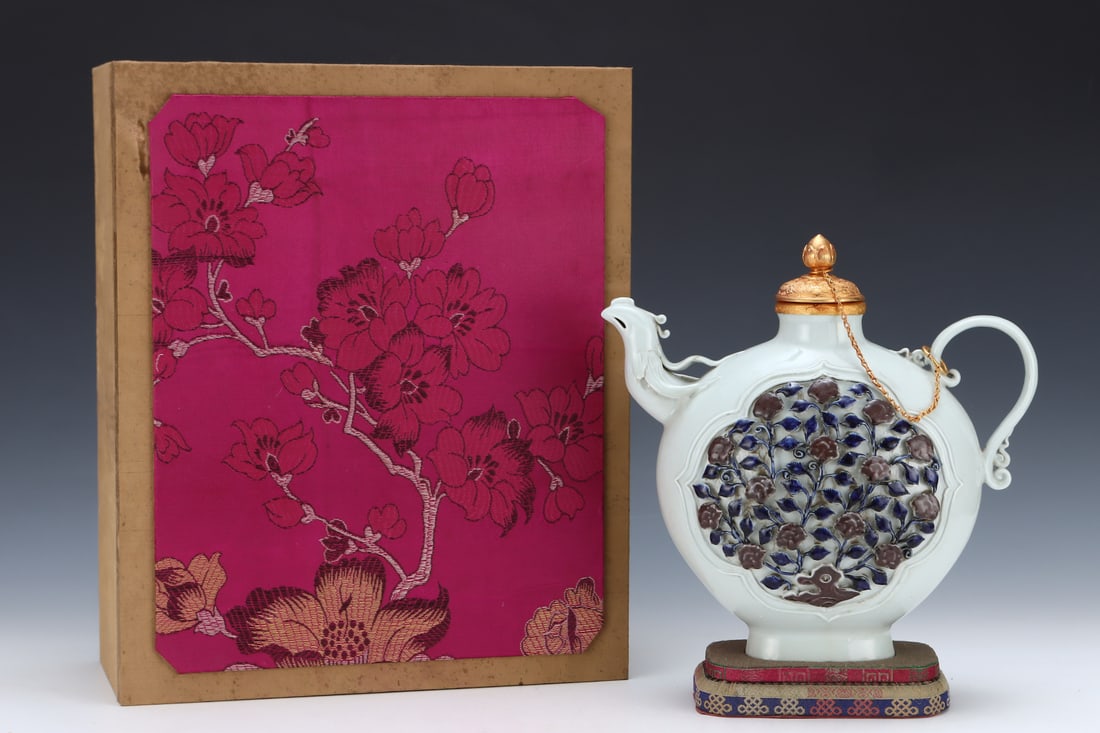 An Exquisite Blue and White Underglaze-Red Cover with Gold Flower Pattern Pot: An Exquisite Blue and White Underglaze-Red Cover with Gold Flower Pattern Pot,Yuan Dynasty,China,Size:10.7inx10.6in 