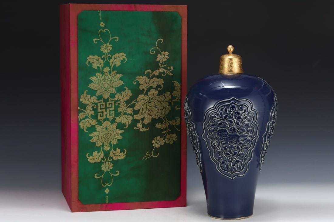 A Huge Ji Blue Glazed Flower and Phoenix Pattern Bottle: A Huge Ji Blue Glazed Flower and Phoenix Pattern Bottle,Yuan Dynasty,China,Size:19.5inx10.4in 霁蓝釉花卉凤纹盖瓶,中国元代