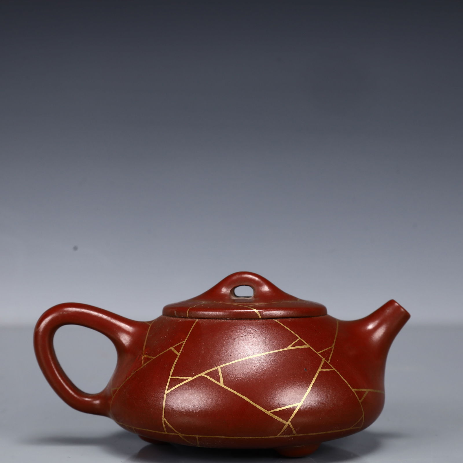 An Exquisite Purple Sands Tripod Teapot: An Exquisite Purple Sands Tripod Teapot,Qing Dynasty, China,With Mark,Size:5.1inx3.9inx2.4in,Weight:220g 