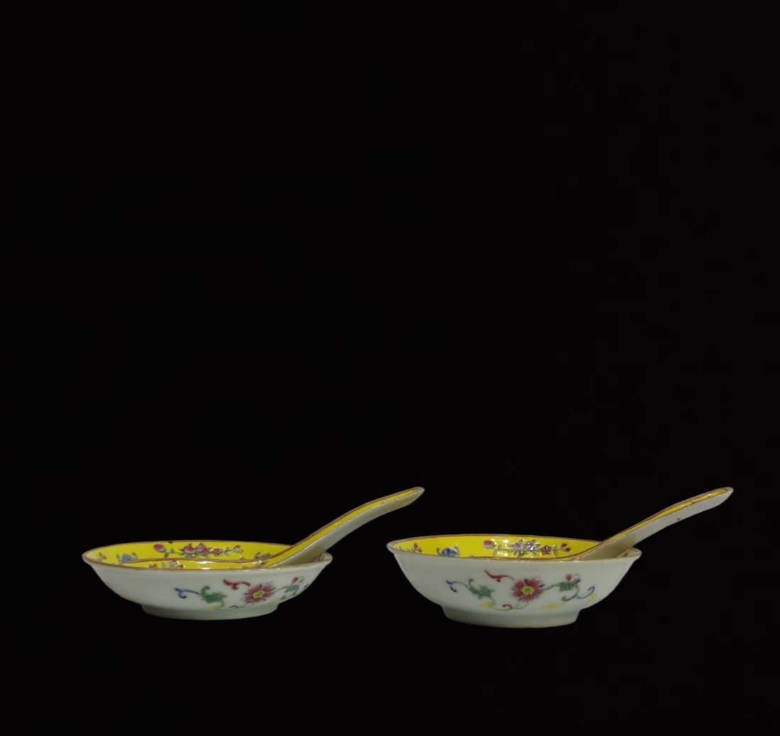A Set of Fine Yellow Ground Bats and Peach Pattern Plates: A Set of Fine Yellow Ground Bats and Peach Pattern Plates,Qing Dynasty,China,Tongzhi Four-Character Mark,Size:0.9inx3.9in 