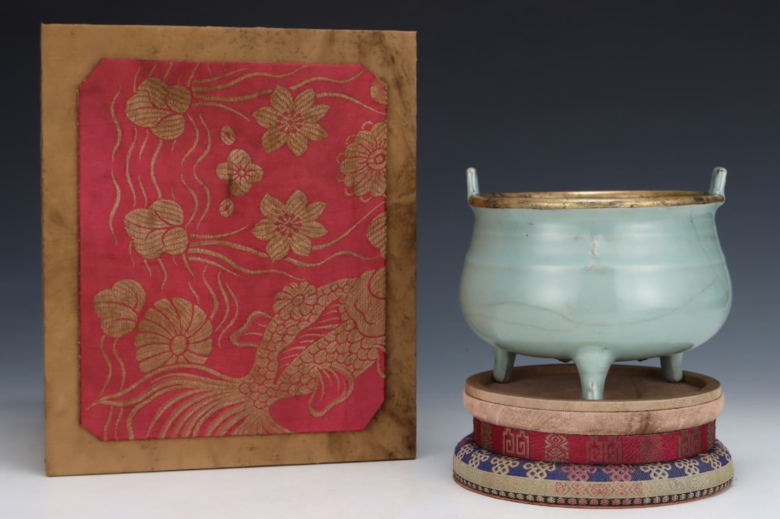An Exquisite Longquan yao Cover with Gold Double-Ears and Tripod Censer,with an Imperial Poem by (1 of 8)